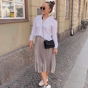 Veckad kjol - Veckad, vadlång, beige kjol från hm. Jättefint skick, men kommer sällan till användning längre. Strl 36/small. 💖