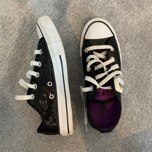 Låga snygga Converse - Låga converse med glitter och lila detaljer. Väldigt fint skick. Storlek 36,5 men stora i storleken. Bara lite försmå för mig som har storlek 38. Buda gärna i kommentarerna💕frakten ingår ej. 