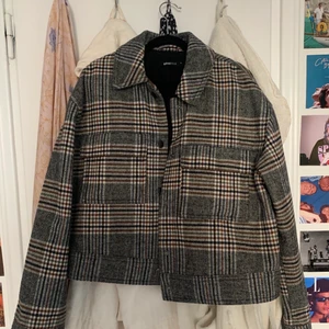 Rutig höstjacka  - Säljer min rutiga höstjacka från Ginatricot då jag inte använder den längre. Är i storlek M men skulle säga att den är liten i storleken! Hör av er angående frågor eller fler bilder :)