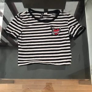 Svart/vit randig magtröja  - Säljer den här fina magtröja som jag aldrig använder längre!Den är svart och vit randig med ett rött hjärta med texten”Love Hurts”❣️Den har däremot blivit lite gråaktig men det är inget man tänker på💖Den är köpt på H&M!Pris:30 