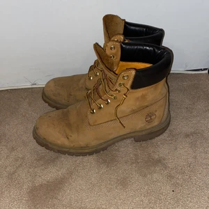 Timberlands 6 inch - Väl använda timberlands skor. Skulle mått bra av en tvätt men jag sänker priset istället
