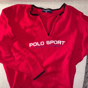 Polo Sport Ralp Lauren Knit  - Vintage Ralph Lauren Polo Sport stickad tröja med halv zip dragkedja. Den är relativt lång, jag är 160 cm och den går ner över höften. Rak i passformen, oversize
