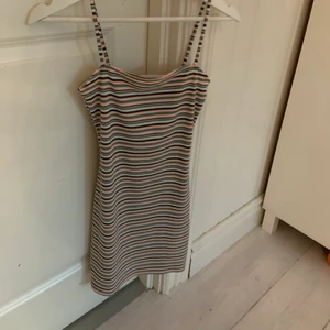 Randig klänning - supersöt slutsåld randig klänning från h&m i storlek XS, den är helt oanvänd och i jättefint skick! för er som har ljusa ögon så får framhävs dom väldigt mycket med den här klänningen på<3 köparen står för frakt💞