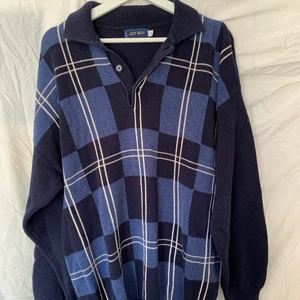 stickad tröja  - så fin stickad tröja!!! jättemysig och varm! kommer tyvärr inte till användning längre :( budgivning om många är intresserade!