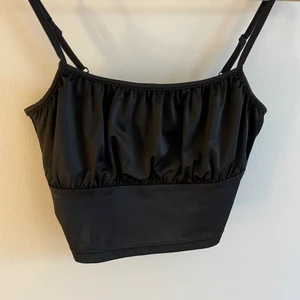 Svart siden topp - Superfint linne som passar till allt💕 så bra skick. Köparen står för frakten💗