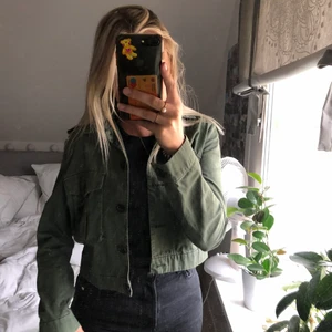Jacka 💚 - En superfin knappt använd jacka från Hm. Färgen på jackan kommer bäst fram på andra bilden💖 Storlek 38 så sitter perfekt oversize om man har 36 eller mindre 🥰
