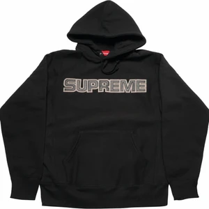 Skriv för mer bilder , nästan helt oanvänd , skicka bevis från när jag köpte den på Supremes egna sida  - Svart äkta Supreme hoodie