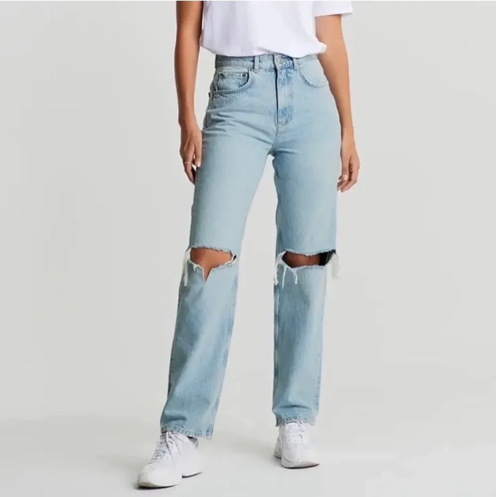 önskar byta dessa jeans från ginatricot! jag har 34 men vill byta till 36! Alternativt sälja dessa för 200kr.. Jeans & Byxor.