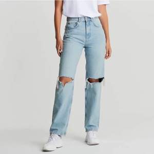 önskar byta dessa jeans från ginatricot! jag har 34 men vill byta till 36! Alternativt sälja dessa för 200kr.