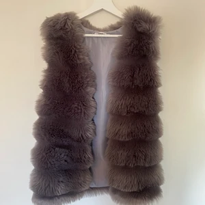 Pälsväst - Pälsväst från butik i Göteborg i strl S-M. Nypris: 800kr.  Köparen står för frakten om du inte kan mötas upp (endast i Falköping).                                                                                 Om du kombinerar med fler av mina plagg tar jag endast en frakt avgift. Köparen ska även betala innan plagget skickas med ett bevis från swish. 