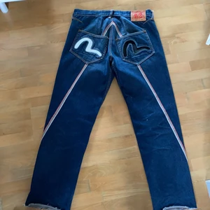 Evisu jeans  - Evisu Jeans som är i size 34 men är klippta en dryg cm. Passformen är straight, skriv för mer bilder.