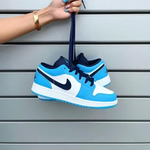 Jordan 1 Low university blue  - Jordan 1 Low ’University Blue’👟  Tillgänglig i storlek ⬇️  • EU37,5 • EU44 • EU47  • Pris: 2099kr Fri Frakt   • Skick: DS/Oanvända  • Vi nås genom dm för eventuella frågor eller funderingar!  • Flera bilder fås via dm  #erisneakers 