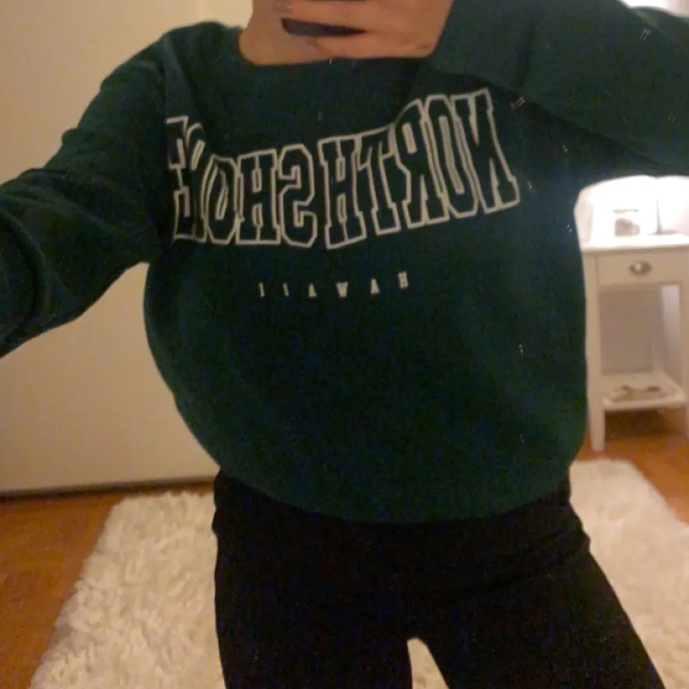 Fin Sweatshirt från shein som är använd några fåtal gånger och är som nyskick🤍 den är storlek S men passar på personer från XS/M. Den passar till nästan allt och är en fin färg. Köptes för 129kr men säljer nu för 40kr + frakt . Tröjor & Koftor.