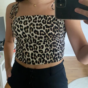 Leopard mönstrat linne✌🏽 - säljer detta fina leopard mönstrade linne från hm i storlek S. Säljer då det inte kommit till användning:(  