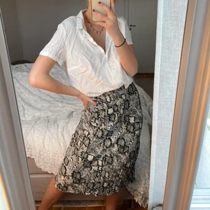 Kjol - Längre kjol med fin figur! Använd fåtal gånger! Frakt på 48kr tillkommer💕