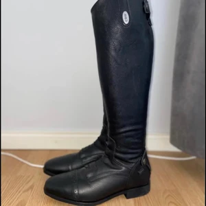 Ridstövlar, stl: 39 - Ett par svarta ridstövlar. Endast testade inomhus. Säljer pågrund av fel stl för mig. Jätte sköna och smidiga! Du får ÄVEN med stövelsträckare till ridstövlarna!🤩