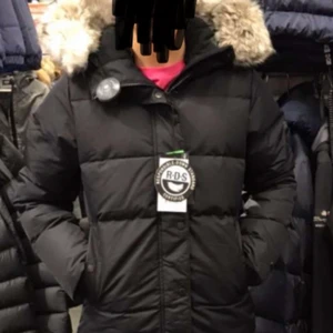 Dun jacka Everest strl 36  - Jag säljer min Jacka i äkta dun ifrån everest i storlek 36. Sparsamt använd 1 vinter och har inga defekter! Nypris 2000kr