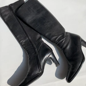 Svarta stövlar - Dröm stövlarna 🌹🌹🌹Perfekta för en utekväll eller en killer höst outfit. Blixtlåsen funkar jättebra. Ganska smala så passar smalare vader än stora. Klacken är 7.5 cm hög. Står att det är storlek 37 men funkar för mig och jag är 38-39. Tror det är pga formen på skons tå. 