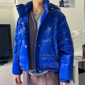 Blå vinterjacka från zara storlek xs - Supercool jacka från zara i storlek xs, men passar även s-m då den är ganska stor. Använd flitigt så finns två små revor.