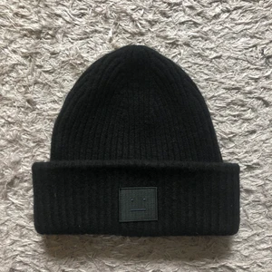 Acne mössa - Jag säljer min jättefina svarta acne mössa som inte kommer till användning och är i nyskick! Priset jag säljer för är exklusive frakt🛍 Kontakta vid intresse! 