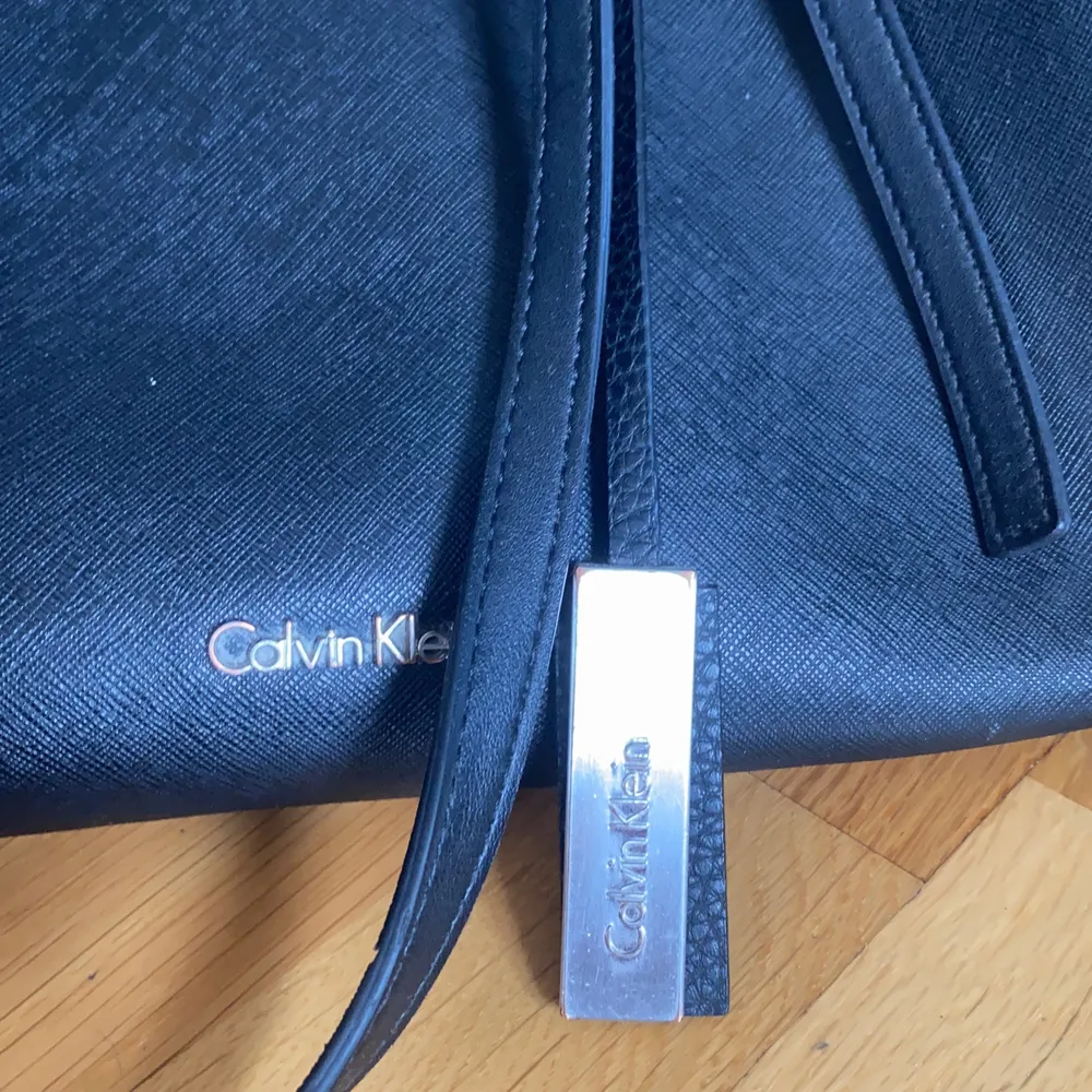 En super fin stor CalvinKlein väska i bra skick. Självklart äkta!. Väskor.