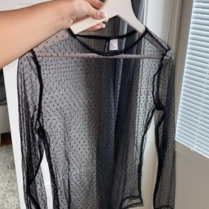 Svart mesh topp - Svart, prickig mesh topp från H&M. Skulle säga att den är tajtare än en M typ en S💓