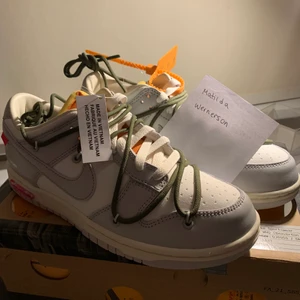 Nike dunk low off white - Säljer ett par Nike dunk low off white lot 22. Size 39. Köpare står för ev frakt. Kvitto finns.