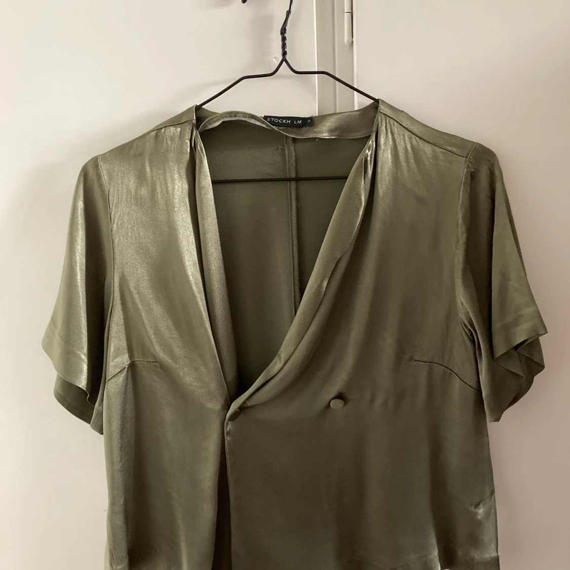 Märket STOCKHOLM, olivgrön i glansigt ty