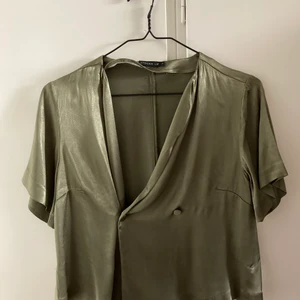 Märket STOCKHOLM, olivgrön i glansigt ty - Blus i storlek 34