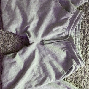 Lågmidjade mjukis - Lågmidjade mjukis byxor ifrån hm, köpta för länge sedan men använda fåtal ggr🦋