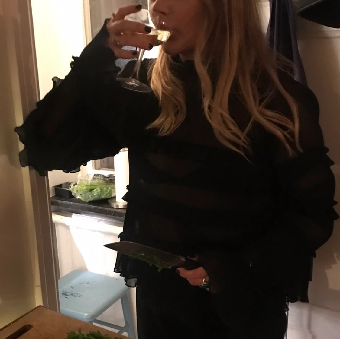 Svart blus med volanger - 90