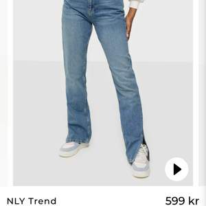 Endast använda på denna bild! Trendiga jeans med slits. Säljer pga för långa för mig som är 165 cm. Säljer för halva priset