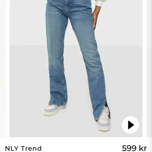 Trendiga jeans med slits - Endast använda på denna bild! Trendiga jeans med slits. Säljer pga för långa för mig som är 165 cm. Säljer för halva priset
