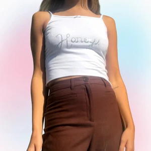 Topp med rhinestones  - Reworked topp med rhinestones 💞 Passar storlek XS-S beroende på önskad fit. Modell är en storlek XS. Skriv om funderingar och följ oss på instagram för att få fri frakt på första köpet 💞