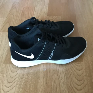 Nike löparskor/träningsskor/gympaskor - Svarta Nike löparskor. Använda 3 gånger max, så i väldigt bra skick! Köpta för ca 599kr, säljs för 249+frakt! 🎉