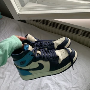 Air Jordan 1 - Säljer mina Air Jordan 1 Retro High OG obsidian. De är lite smutsiga (går att tvätta bort) men annars i bra skick. Köpte dem för nått år sen på Tise. Storlek: 39
