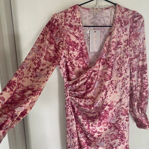 Klänning - Oandvänd klänning från Nelly , superfin med dragkedja i midjan som ger figur!💕säljer pga förliten 