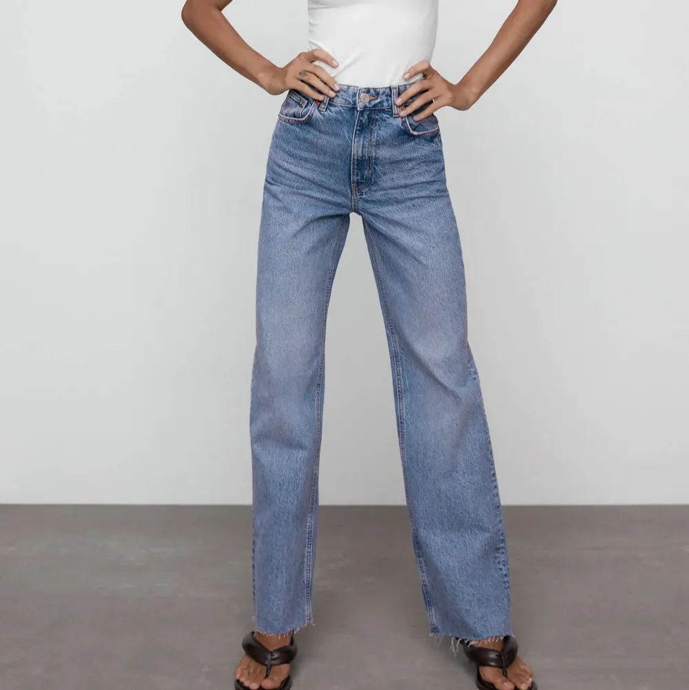 Säljer mina jättefina Zara jeans då de tyvärr är för stora för mig. Enbart använt ett fåtal gånger och i jättebra skick! Man kan justera längden genom att klippa. Nypris: 400kr. Jeans & Byxor.