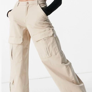 Bershka cargo - Beiga cargo byxor i ett väldigt bekvämt material. Säljer då dem inte sitter bra på mig. I nyskick. Kontakta mig för fler bilder! 💕💕