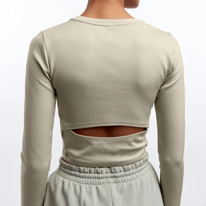 Träningstopp gina  - Croppad träningstopp från Gina, helt oanvända med lappen kvar. Slutsåld och så fin i ryggen!! Stl s men stretchig så passar xs-m