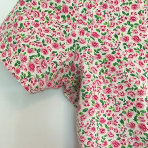 Sommartopp - En jättefin tight sommartopp från American Apparel! Använt skick men fortfarande fin 🌸 skriv vid frågor! Frakt tillkommer ❤️❤️🌟