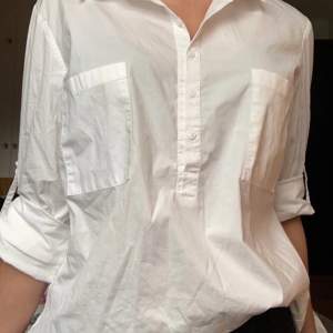 Klassisk vit skjorta från Mango med uppvikbara ärmar. Skjortan är i storlek XL men passar även bra som oversized om du har en mindre storlek. 