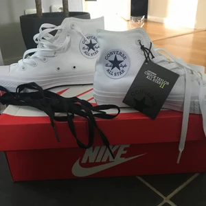 Vita helt nya converse  - Sprillans nya converse  som aldrig är använda. Köpte de för några månader sedan och har inte använt dem. Det inget fel på skorna utan de är bara inte min stil. Har kvittot och andra viktiga papper. Så kom privat ifall ni vill se referenser. De kommer med ett svart snörre ifall man skulle vilja byta. 