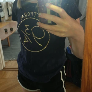 Harry Potter tröja 9 3/4  - Blå Harry Potter tröja med 9 3/4 tryck och gyllene kvicken på ena armen, pris kan diskuteras 💕