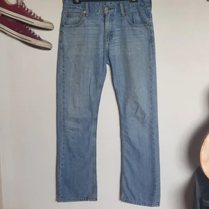 Levis 527 - Säljer ett par levi's 527. Passformen är straightleg med bootcut. Storlek 30W och 30L. Pris 200kr.