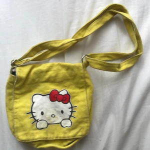 gul hello kitty väska - Gul hello kitty handväska, fack med dragkedja på baksidan🥰 möts i slussen eller postar