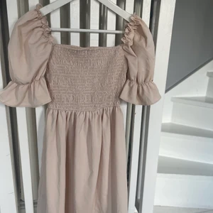 FIN KLÄNNING  - jättefin klänning aldrig använd. Köparen står för frakt