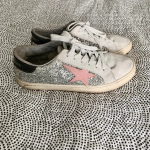Les temps des cerises  - 💓Säljer dessa slutsålda asballa sneakers från Les Temps des cerises! Stl 39 och true 2 size. Välanvända men fortfarande snygga då de ska vara lite shabby! ⚡️Köparen står för frakten som landar på 68kr⚡️