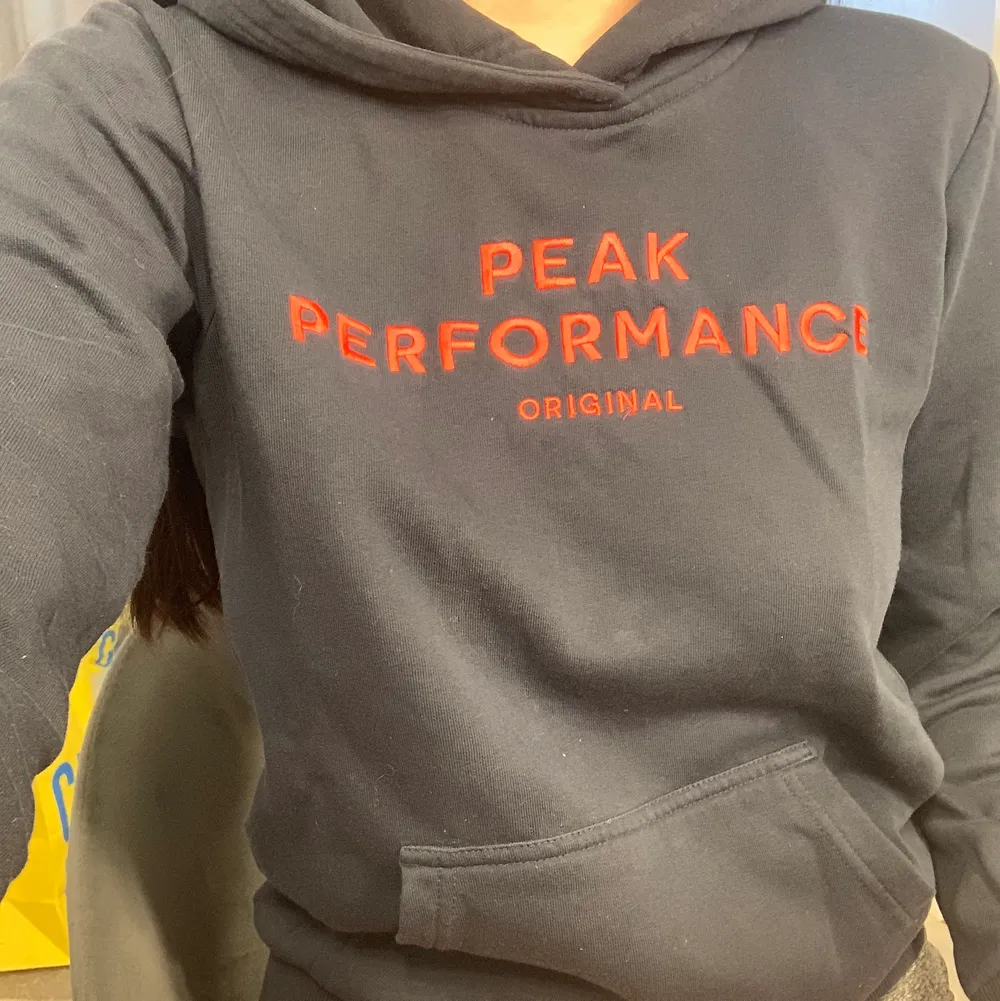 Säljer nu min älskade peak hoodie för att jag behöver plats i garderoben. Den är i nyskick och väldigt sparsamt använd.. Hoodies.