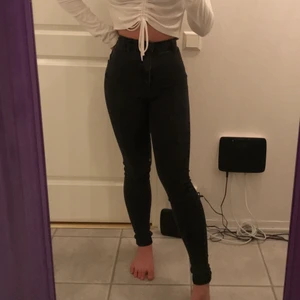 Tight jeans, storlek M - Oanvända svarta jeans från Gina Tricot! Har ett exakt likadana par jeans och valde därför att sälja en av de. High-waisted och passar till så många olika outfits💞 Byxorna är stretchiga men inte som jeggings🥰